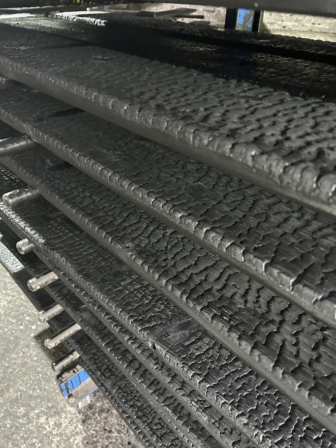 Yakisugi Atelier werkplaats - Gestapelde gebrand houten planken met karakteristieke craquelé textuur