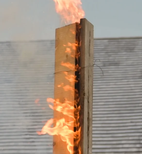 Traditionele Yakisugi brandtechniek - Drie houten planken worden samen verbrand volgens eeuwenoude Japanse methode